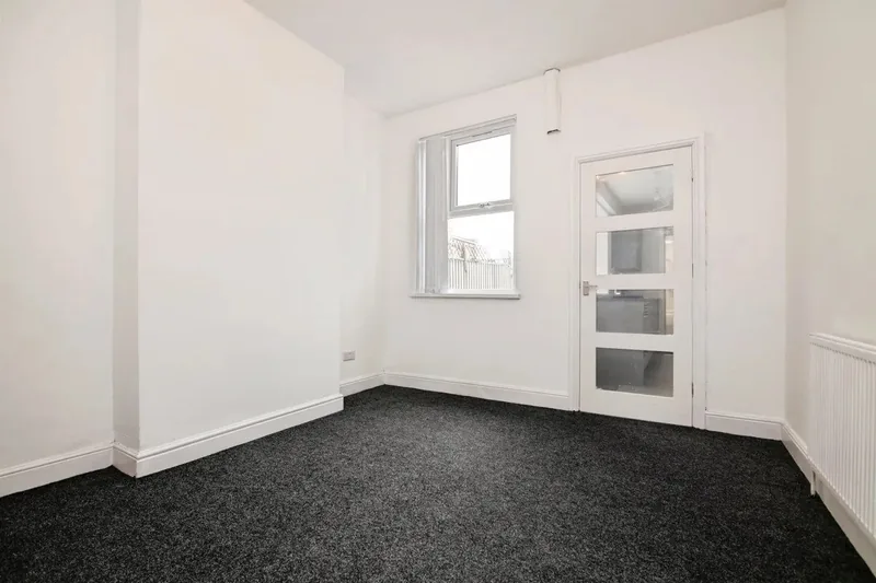 3 Bedroom Terrace, 67 Windmill Lane — photo 2