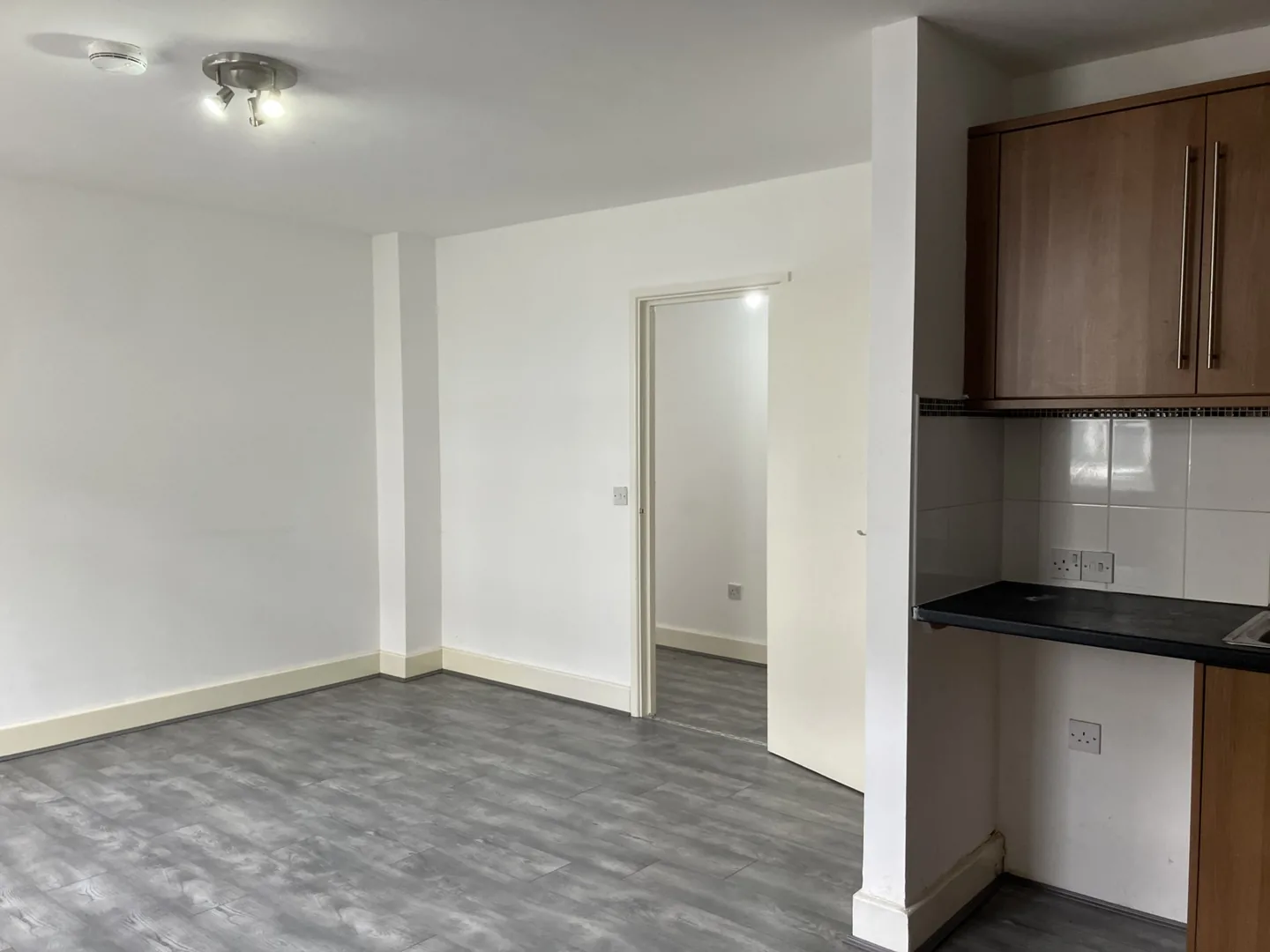 2 Bedroom Flat, Lower Vauxhall Street — photo 6